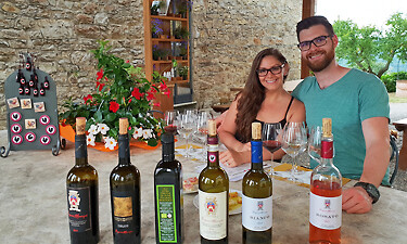 Kevin Sara Caroll 02 375 Couple wine tasting in Chianti